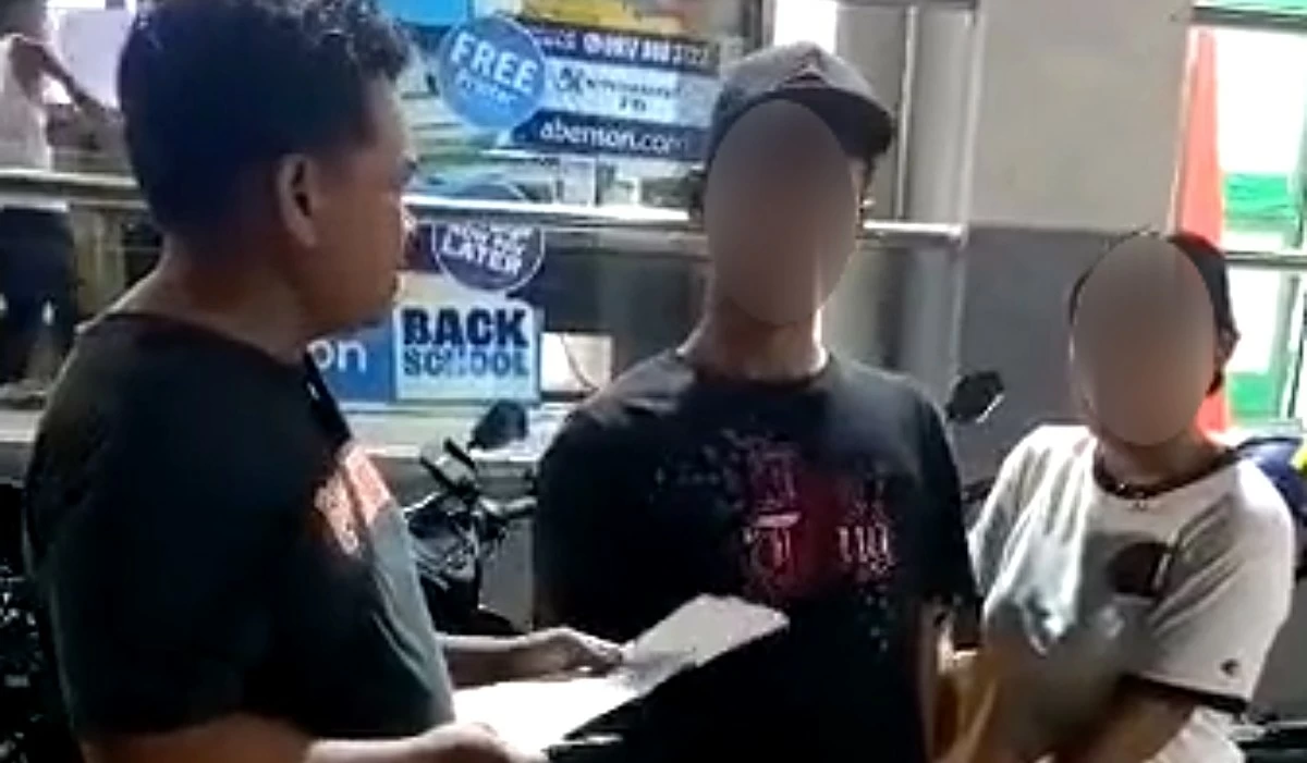 The police with the drug offender (center) (Photo from Taguig police / SPD) 