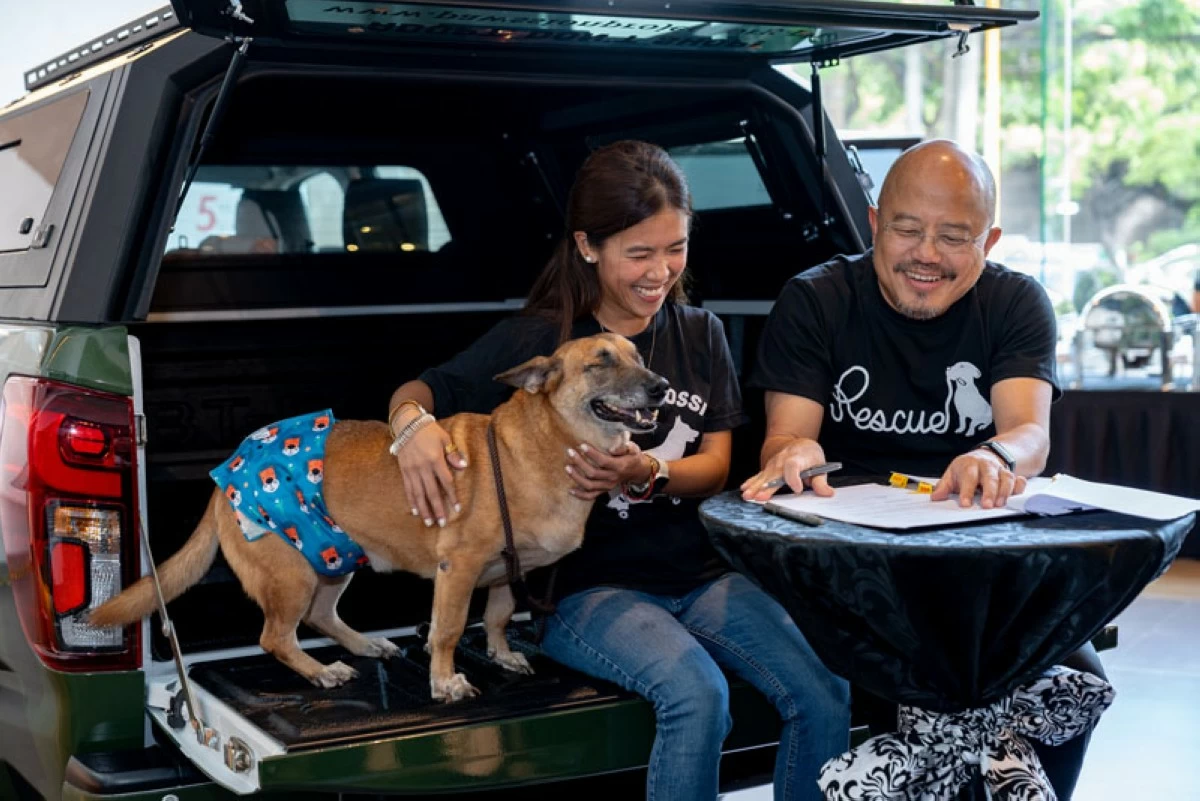 From left Malou Perez, Pawssion Project Founder, and Steven Tan, Mazda Philippines President, signing their partnership agreement.