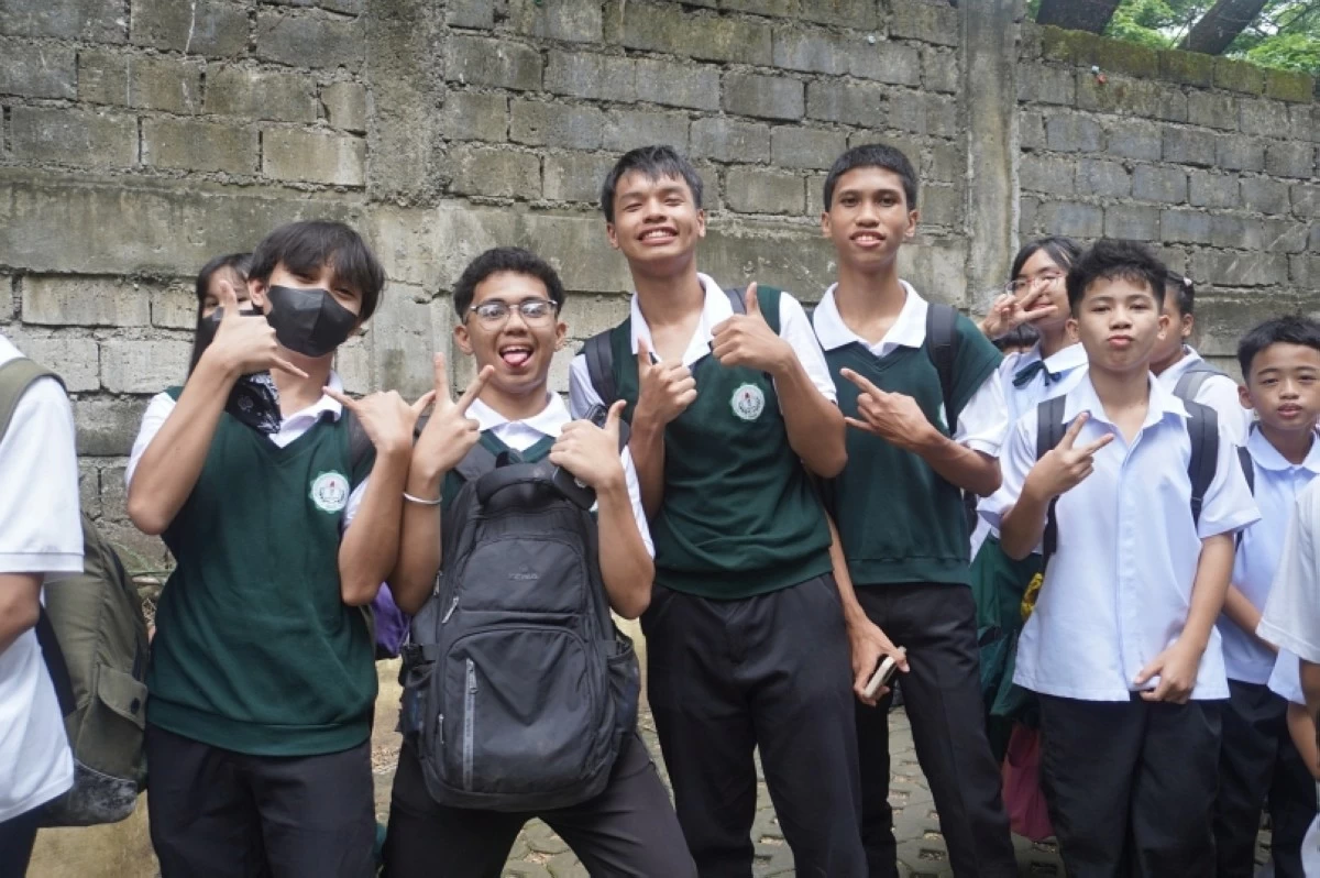 Students of the Muntinlupa National High School (Photo from Mayor Biazon's Facebook account) 