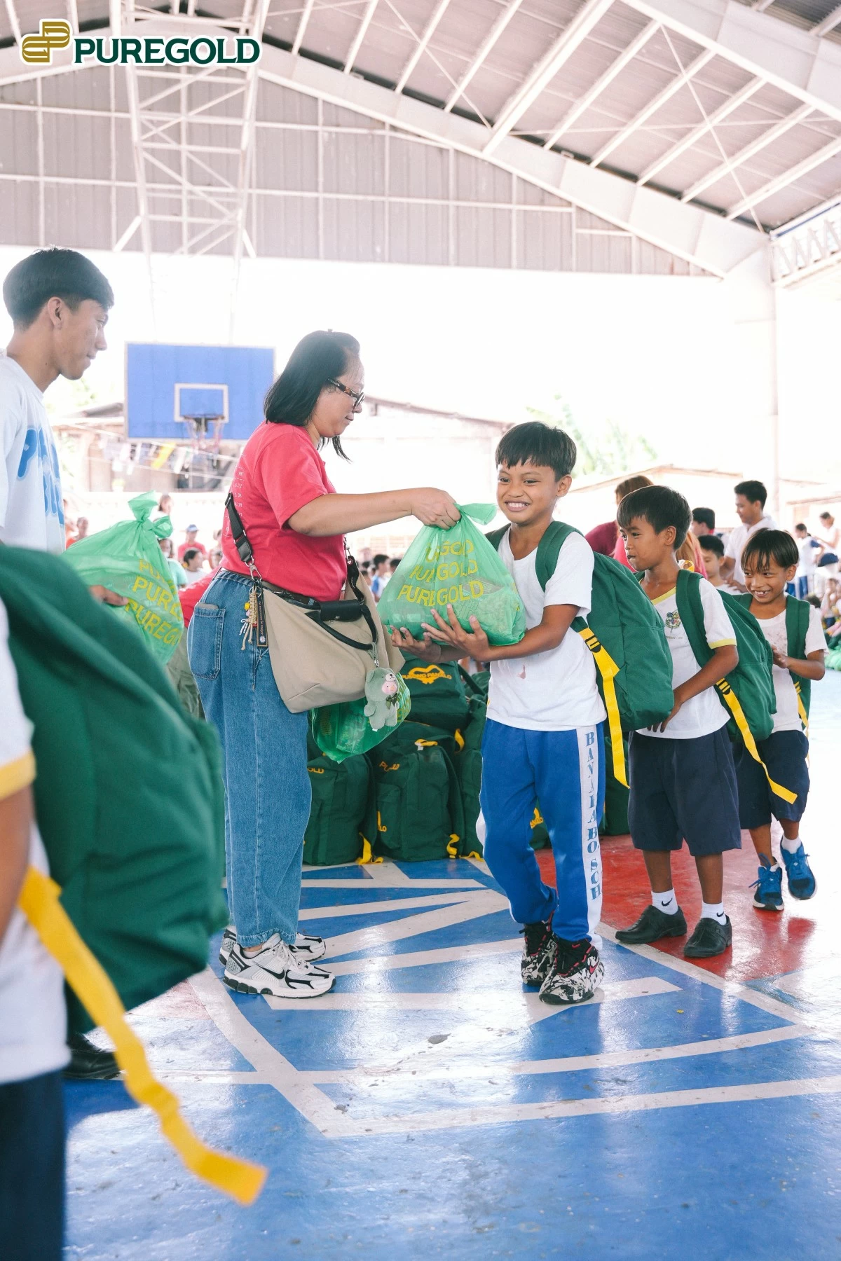 Students expressed gratitude and happiness for the heavy grocery bags they received from Puregold, part of the “Pusong Panalo” project.