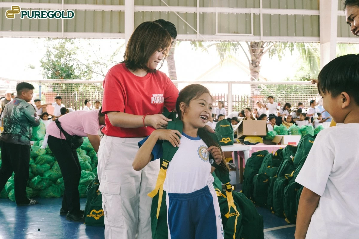 With the help of Puregold, the students of Talim Island received solar lights, grocery bags, and other aid.