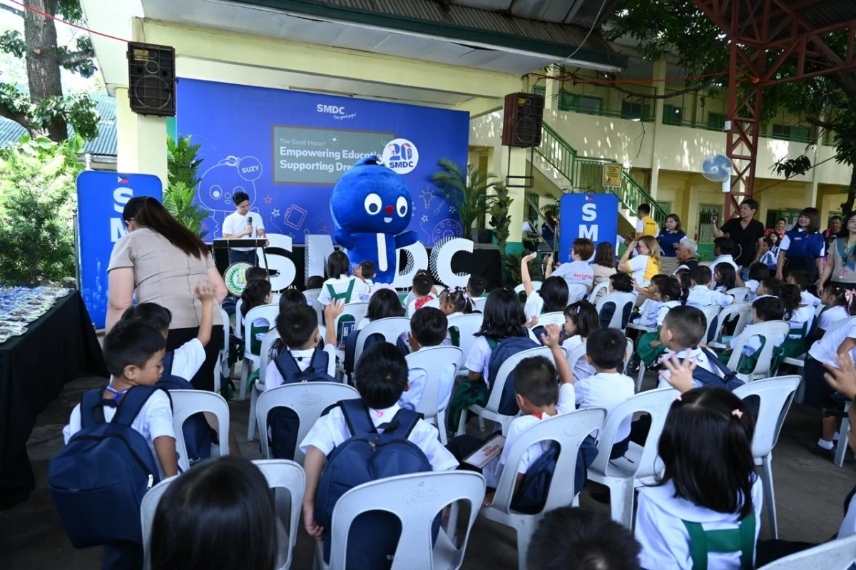 Suzy, SMDC’s official mascot, brings fun and learning to Kinder and Grade 1 learners of Cutcut Elementary School during the “Balik-Eskwela with the Good Guys” outreach.