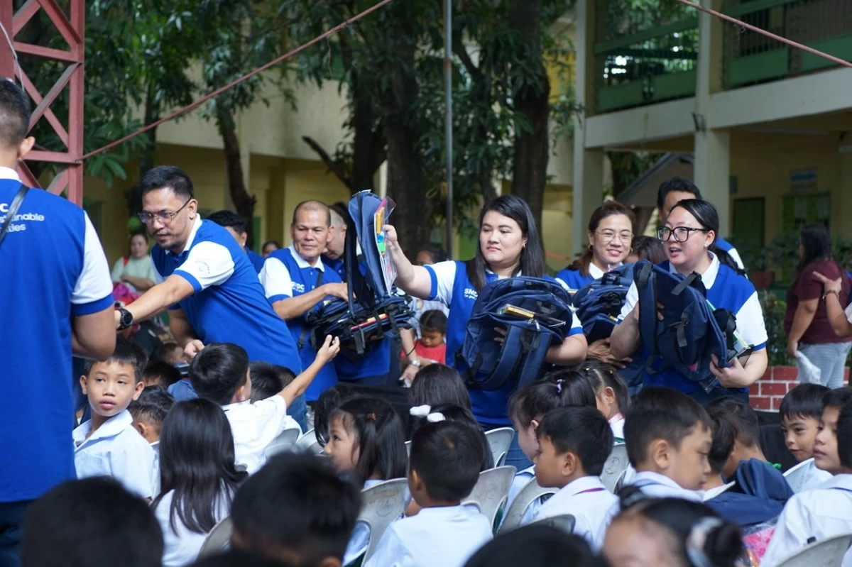 SMDC Nature volunteers hand out school kits and bags to young learners, continuing the company’s efforts to support education and empower communities.