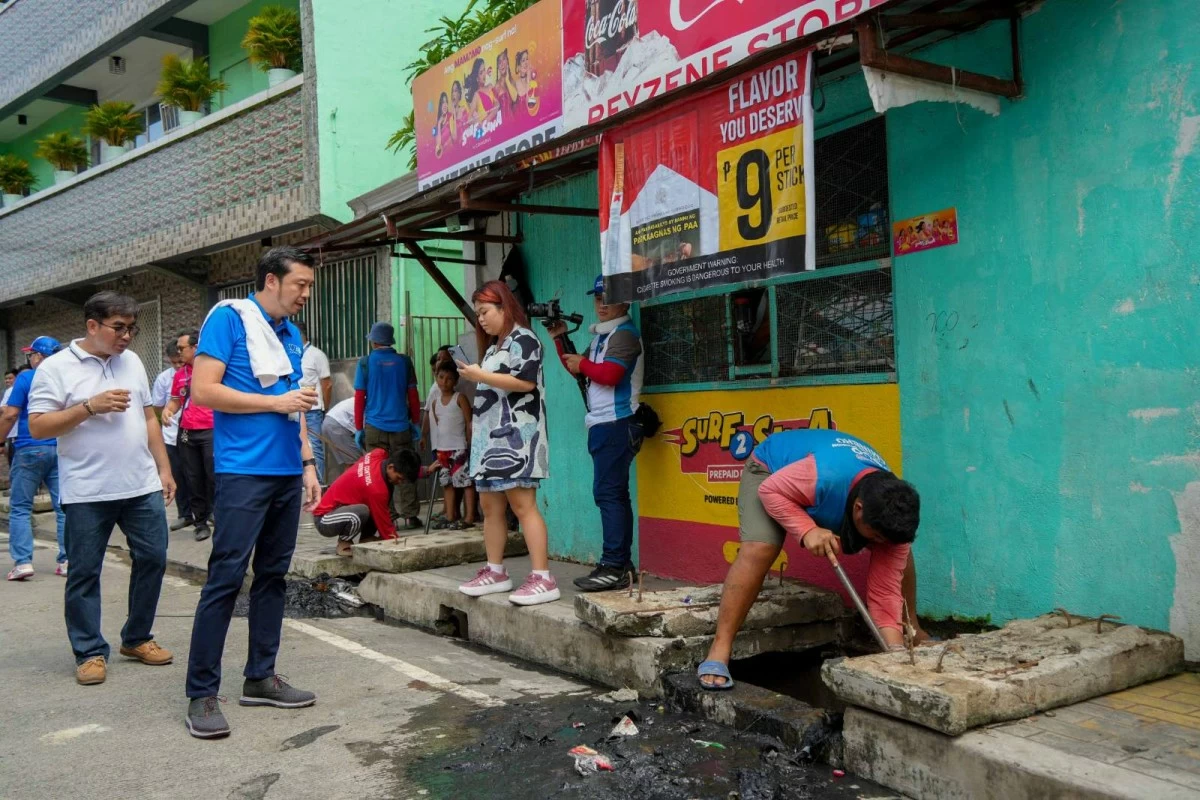 Mayor Wes Gatchalian monitored workers from the Department of Labor and Employment (DOLE) and the Tulong Panghanapbuhay sa Ating Disadvantaged (TUPAD) program as they cleaned and dredged canals in Barangay Marulas on Tuesday, August 5. (Photo from the Valenzuela City Government)
