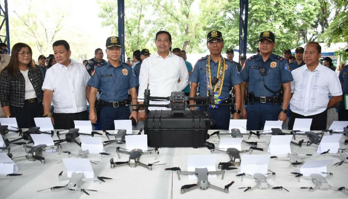 Gov. Daniel Fernando (center) hands over a DJI Matrice 30 Series Drone to BPPO as PNP Chief Gen. Torre III and other officials witness the event.