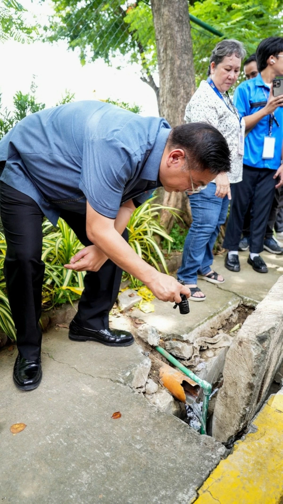 Muntinlupa Mayor Ruffy Biazon and government representatives inside Ayala Alabang Village to inspect the gas leak (Photo from Mayor Biazon's Facebook account) 