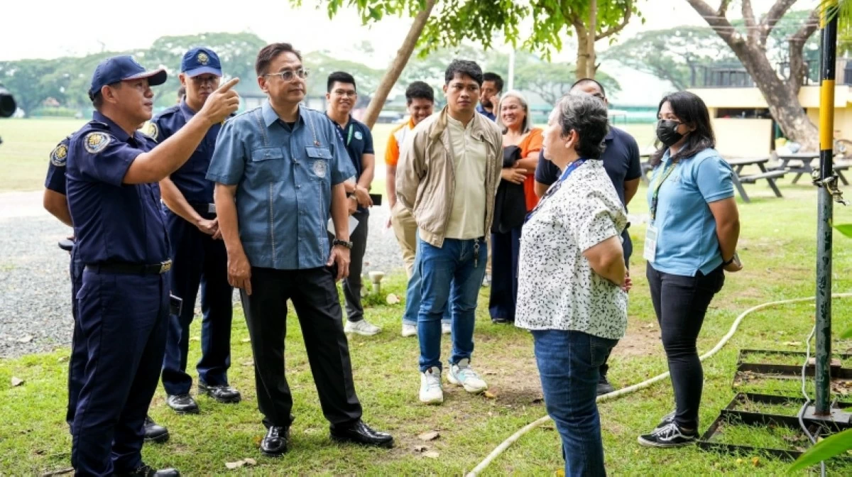 Muntinlupa Mayor Ruffy Biazon and government representatives inside Ayala Alabang Village to inspect the gas leak (Photo from Mayor Biazon's Facebook account) 