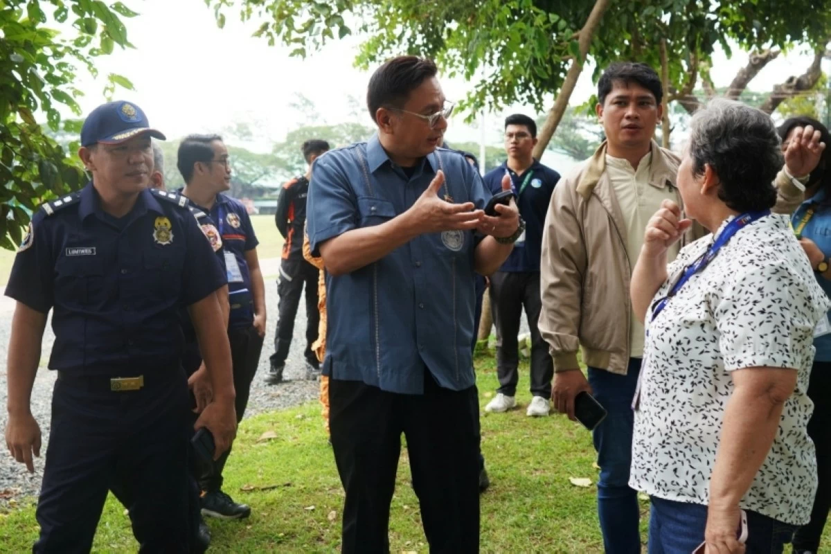 Muntinlupa Mayor Ruffy Biazon and government representatives inside Ayala Alabang Village to inspect the gas leak (Photo from Mayor Biazon's Facebook account) 