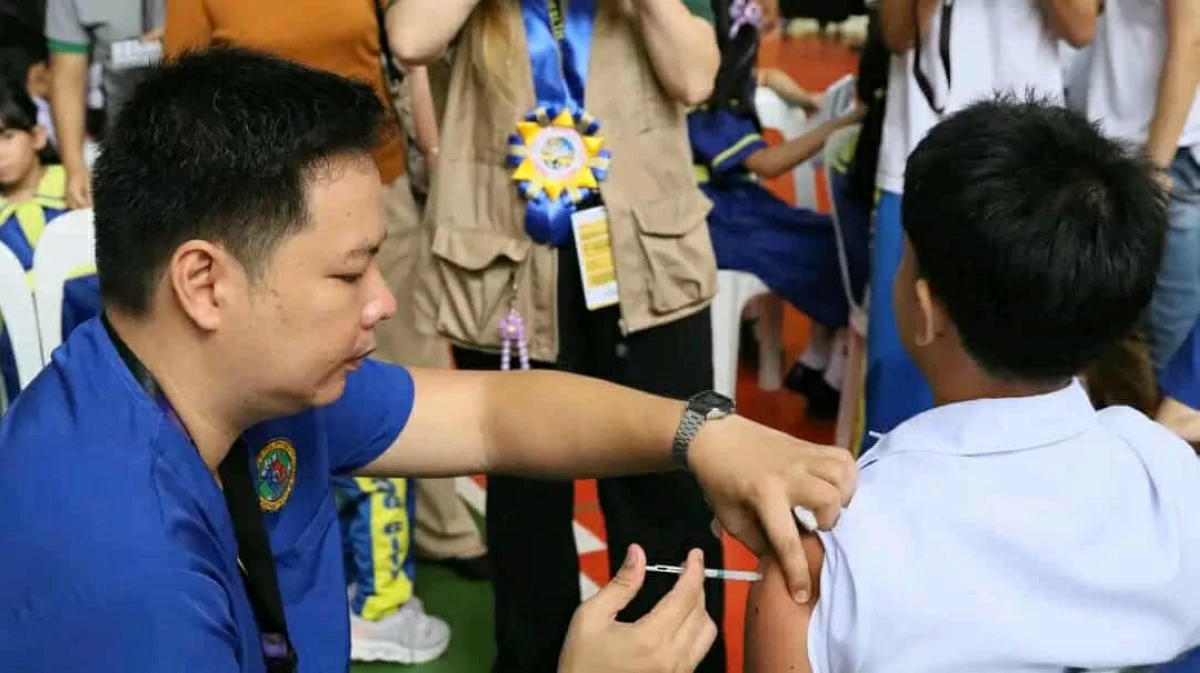 Students at Senate President Neptali A. Gonzales Integrated School in Mandaluyong City receive Measles-Rubella (MR), Tetanus-Diphtheria (Td), and Human Papillomavirus (HPV) vaccines during the kick-off of “Bakuna Eskwela,” aimed at protecting them from preventable diseases. (Photos from City Health Department-Mandaluyong City)