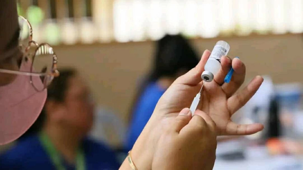 Students at Senate President Neptali A. Gonzales Integrated School in Mandaluyong City receive Measles-Rubella (MR), Tetanus-Diphtheria (Td), and Human Papillomavirus (HPV) vaccines during the kick-off of “Bakuna Eskwela,” aimed at protecting them from preventable diseases. (Photos from City Health Department-Mandaluyong City)