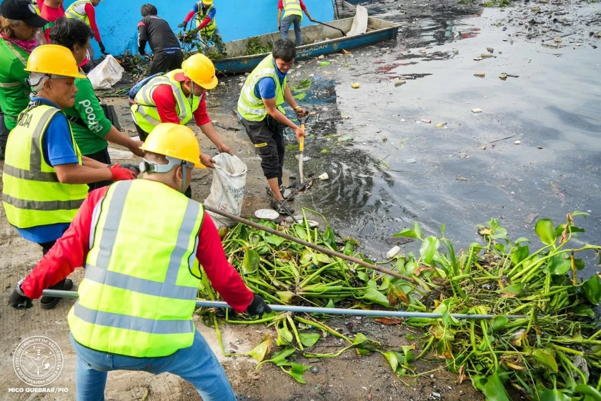 Personnel from the Valenzuela City government, Metropolitan Manila Development Authority (MMDA), and North Luzon Expressway (NLEX) Corporation joined forces to conduct cleanup and inspection of the city’s waterways. (Photo from the Valenzuela City Government)