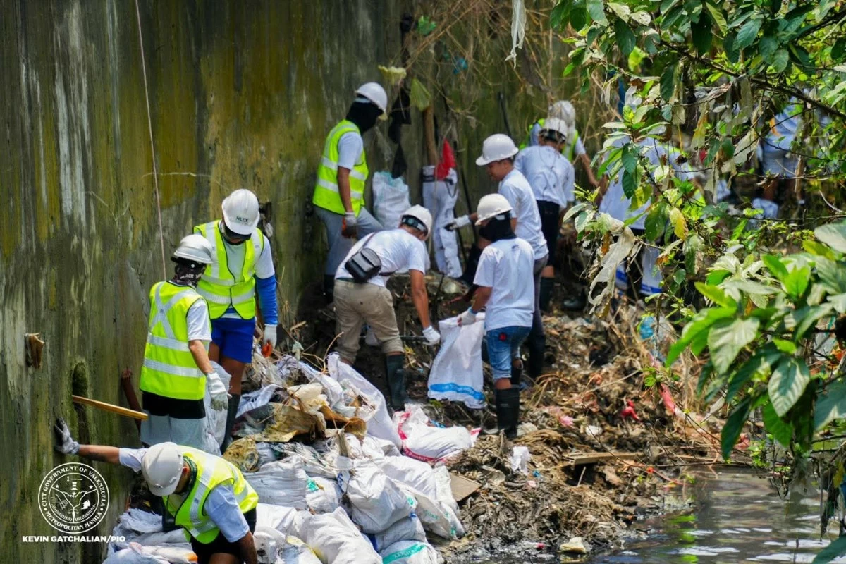 Personnel from the Valenzuela City government, Metropolitan Manila Development Authority (MMDA), and North Luzon Expressway (NLEX) Corporation joined forces to conduct cleanup and inspection of the city’s waterways. (Photo from the Valenzuela City Government)