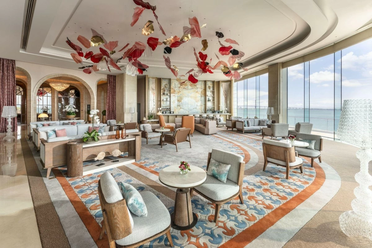 Designed for comfort and conversation, the NUSTAR Lobby Lounge is ideal for both casual meetings and leisure. It offers high-standard hospitality and reflects the resort's luxury branding.