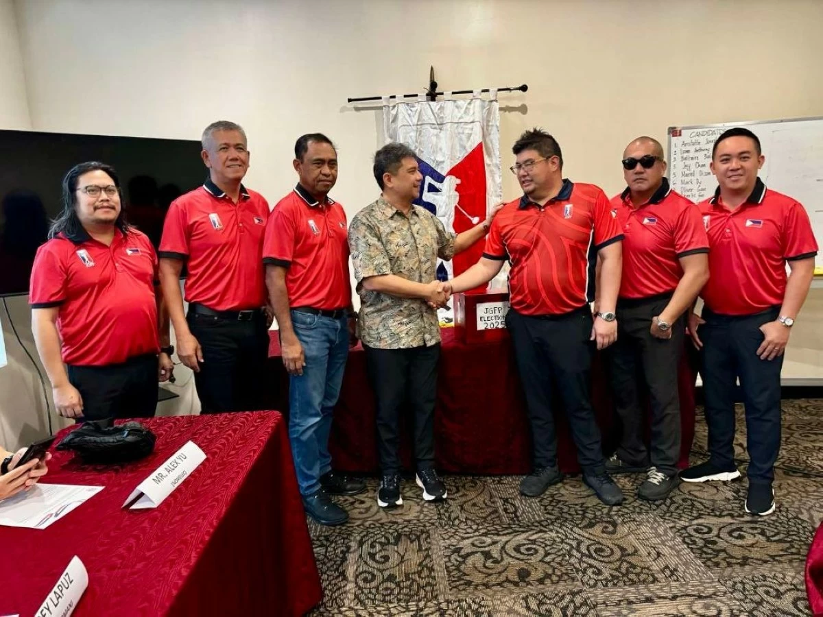 Former congressman Mikey Arroyo congratulates Oliver Gan and fellow Junior Golf Foundation of the Philippines (JGFP) members, from left, Kevin Timothy San Agustin, Aurelio Gomez, Ely Saludar, Joseph Adiviso and Isonn Anthony Angheng following their election to the 15-man board of trustees of the JGFP on Friday at the Wack Wack Golf and Country Club in Mandaluyong City. (JGFP Photo)
