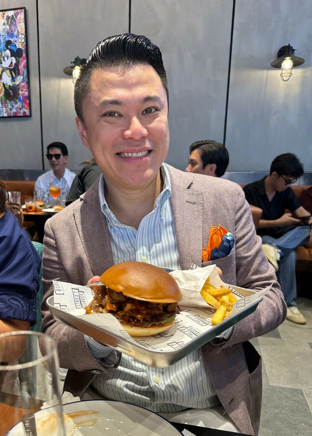 KEVIN TAN with the special Lechon Burger of Street Burger by Gordon Ramsay
