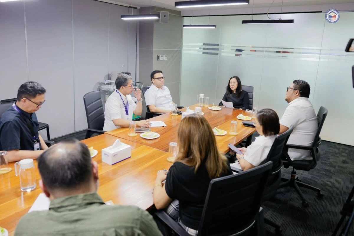 DHSUD Secretary Jose Ramon Aliling and QC Mayor Joy Belmonte discuss the mass housing program for informal settler families living near waterways in Quezon City during a recent meeting. (photo: DHSUD)