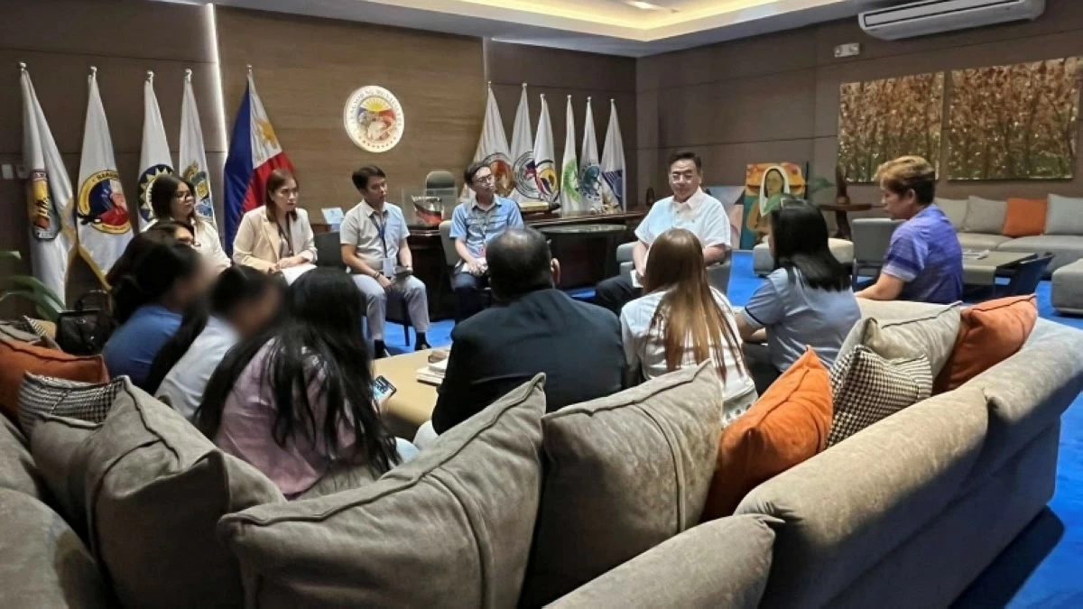 Muntinlupa Mayor Ruffy Biazon presides over a meeting regarding a bullying incident at a high school in the city (Photo from Mayor Biazon's Facebook account)