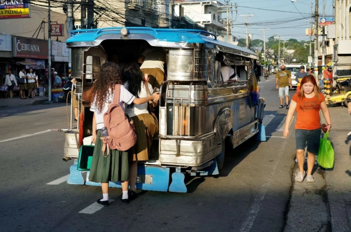 Students boarding a jeepney in Muntinlupa on Aug. 11 (Photo from the Muntinlupa City government)