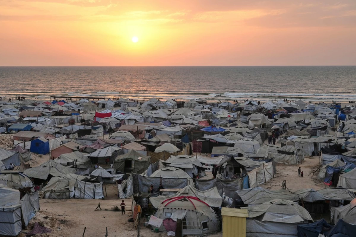 Tents housing displaced Palestinians crowd the beach in Gaza City, as the sun sets over the Mediterranean Sea, Sunday, Aug. 10, 2025. (AP Photo/Jehad Alshrafi)