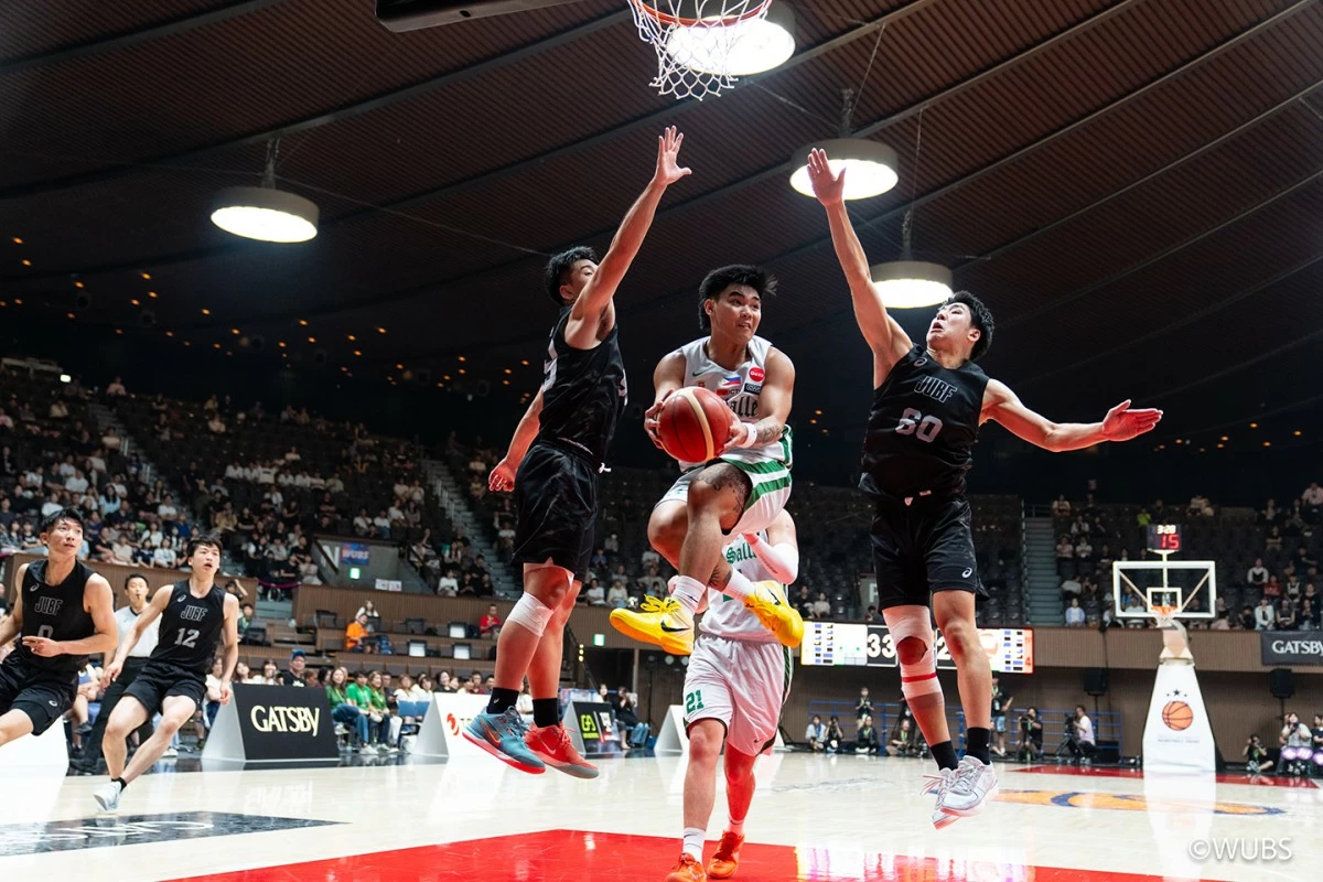 Kean Baclaan shows the way for De La Salle.