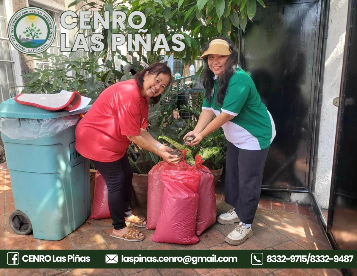 A resident receives organic fertilizer from CENRO. (Photo from Las Pinas PIO)