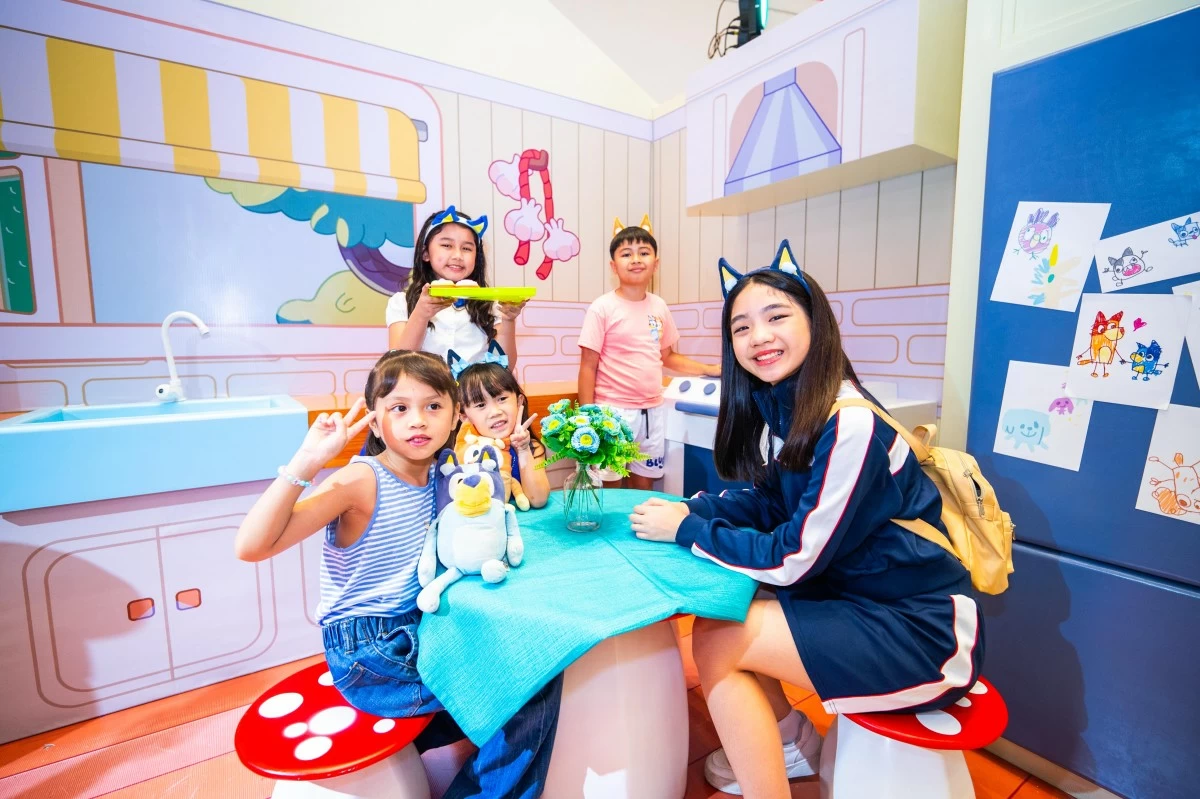 Kids enjoying the life-size kitchen of the Heeler family at Bluey Mega Playtime.