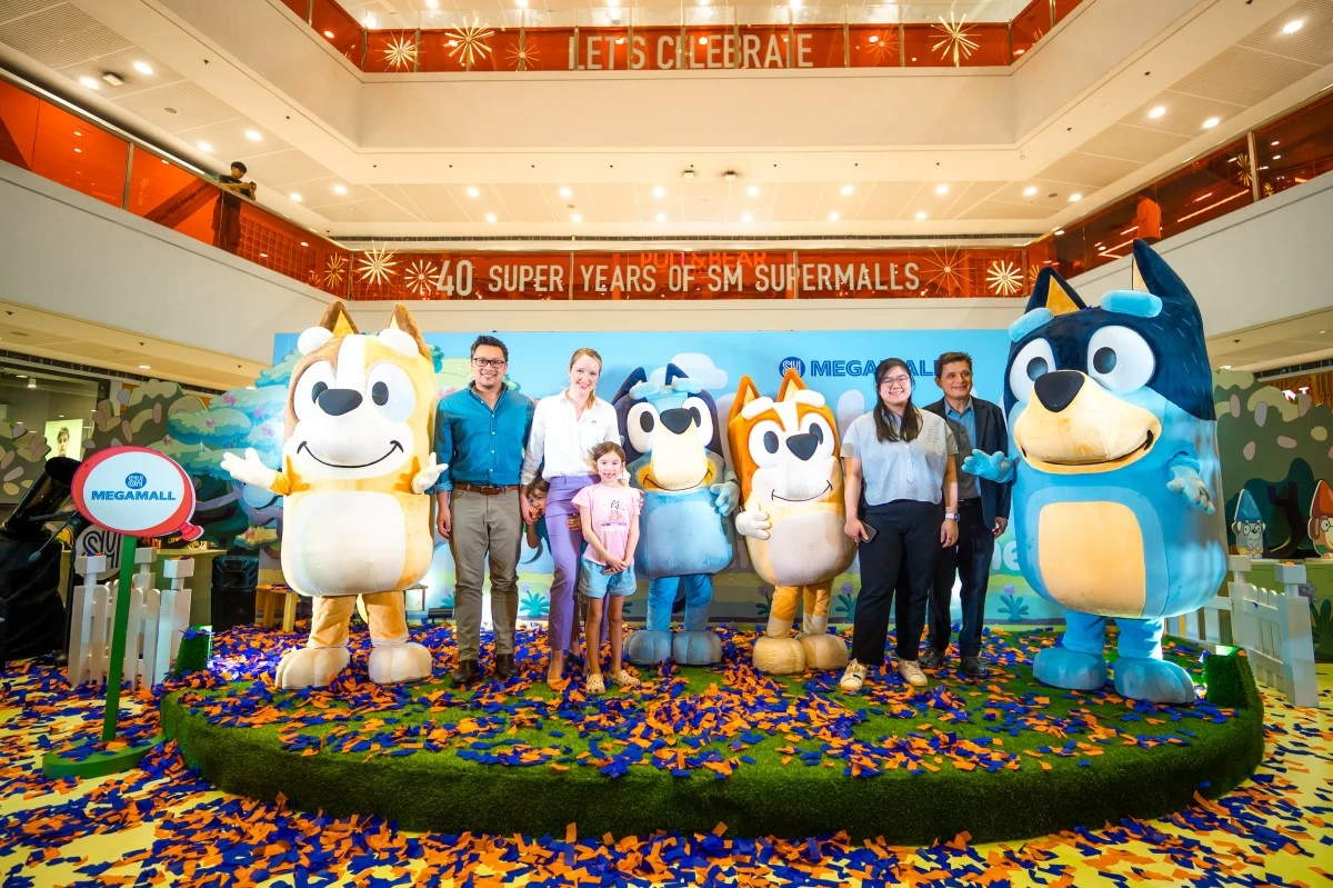 Acting Ambassador of Australia to the Philippines Dr. Moya Colett and her family, SM Supermalls assistant vice president for Marketing Hanna Carinna Sy, and SM Supermalls regional operations head - senior assistant vice president Christian Mathay with the Heeler family (Chilli, Bluey, Bingo, and Bandit). 
