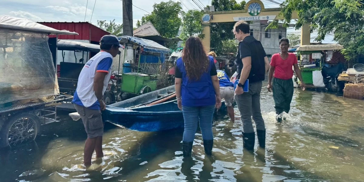 IOM and US Embassy personnel meet with residents of Calumpit, Bulacan, who continue to face challenges due to protracted flooding in their area.