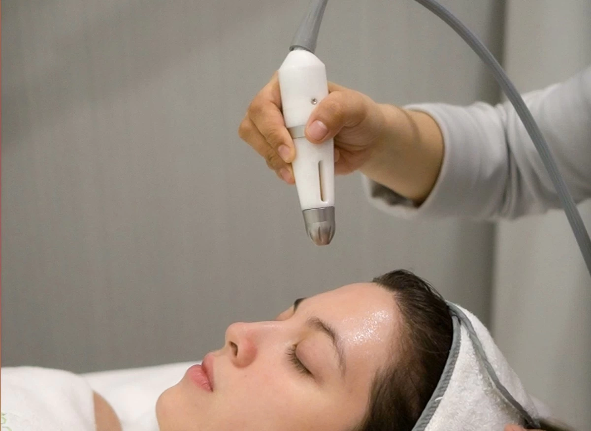Oxygen Cell Renewal Therapy (OxyCell) uses highly concentrated pure oxygen to deliver anti-aging active ingredients into the deepest layers of the skin.