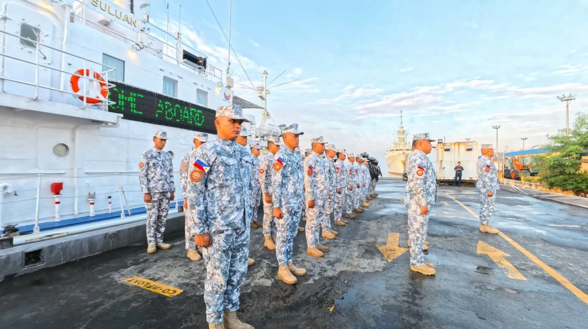 Philippine Coast Guard (PCG) Commandant, Admiral Ronnie Gil Gavan pins the Coast Guard Bronze Cross Medal and Ribbon to a crew member of BRP Suluan during an awarding ceremony in Port Area, Manila on Aug. 12, 2025. The 43-member crew of BRP Suluan performed excellent seamanship when it evaded speeding Chinese coast guard and navy ships that appeared to intentionally ram them during a humanitarian mission near Bajo de Masinloc in the West Philippine Sea on Aug. 11, 2025. (Photo: PCG)