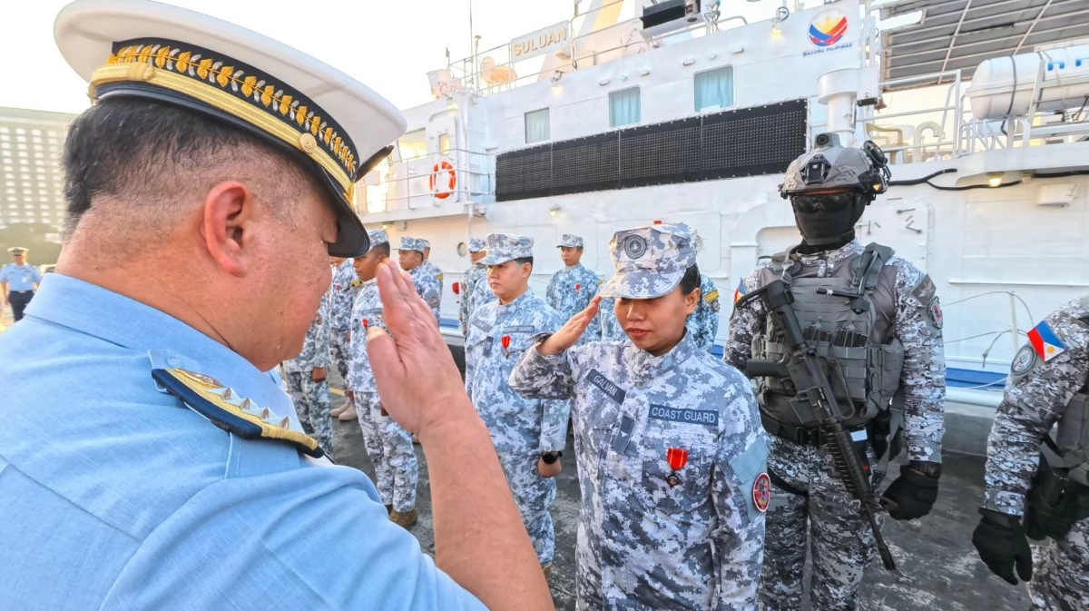 Philippine Coast Guard (PCG) Commandant, Admiral Ronnie Gil Gavan pins the Coast Guard Bronze Cross Medal and Ribbon to a crew member of BRP Suluan during an awarding ceremony in Port Area, Manila on Aug. 12, 2025. The 43-member crew of BRP Suluan performed excellent seamanship when it evaded speeding Chinese coast guard and navy ships that appeared to intentionally ram them during a humanitarian mission near Bajo de Masinloc in the West Philippine Sea on Aug. 11, 2025. (Photo: PCG)