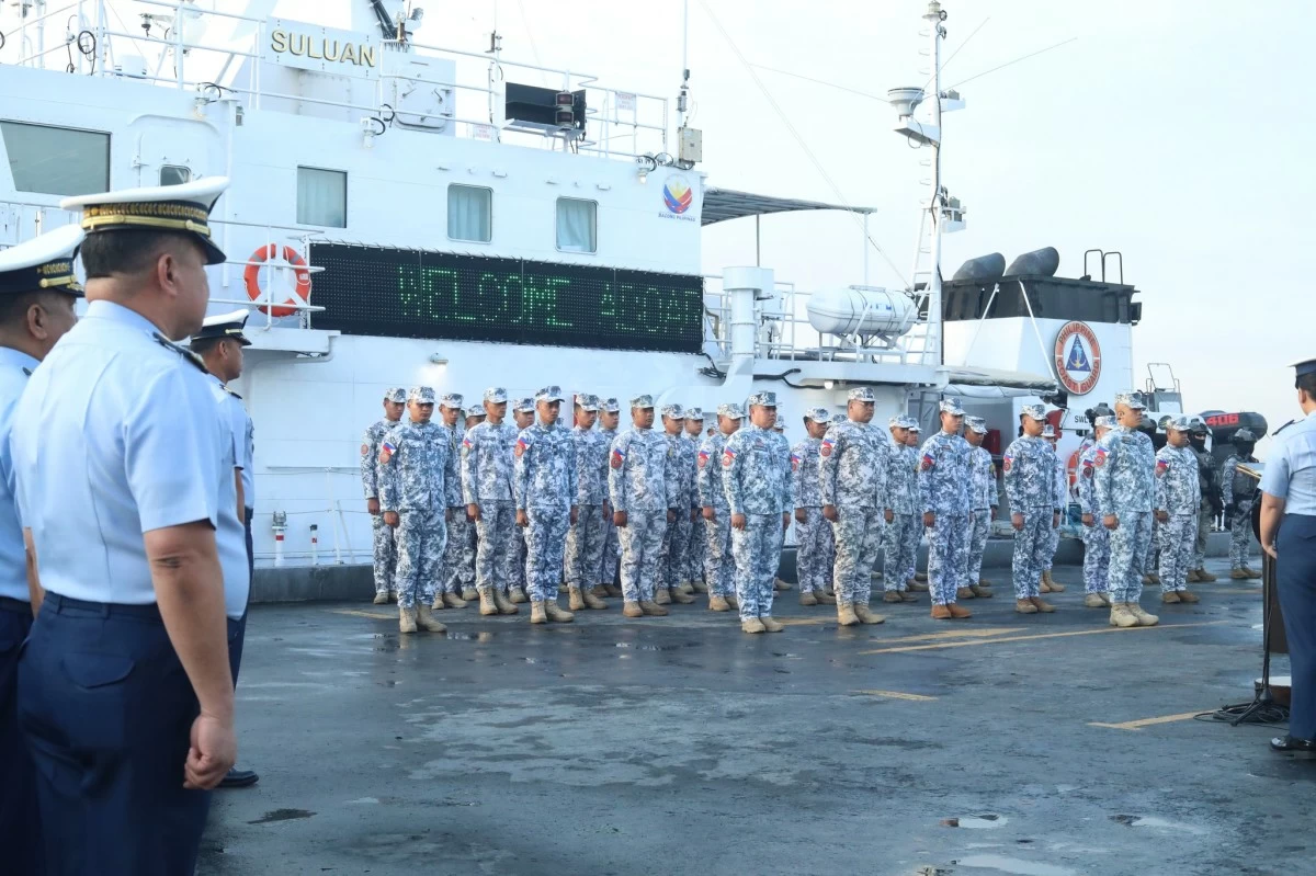 Philippine Coast Guard (PCG) Commandant, Admiral Ronnie Gil Gavan pins the Coast Guard Bronze Cross Medal and Ribbon to a crew member of BRP Suluan during an awarding ceremony in Port Area, Manila on Aug. 12, 2025. The 43-member crew of BRP Suluan performed excellent seamanship when it evaded speeding Chinese coast guard and navy ships that appeared to intentionally ram them during a humanitarian mission near Bajo de Masinloc in the West Philippine Sea on Aug. 11, 2025. (Photo: PCG)