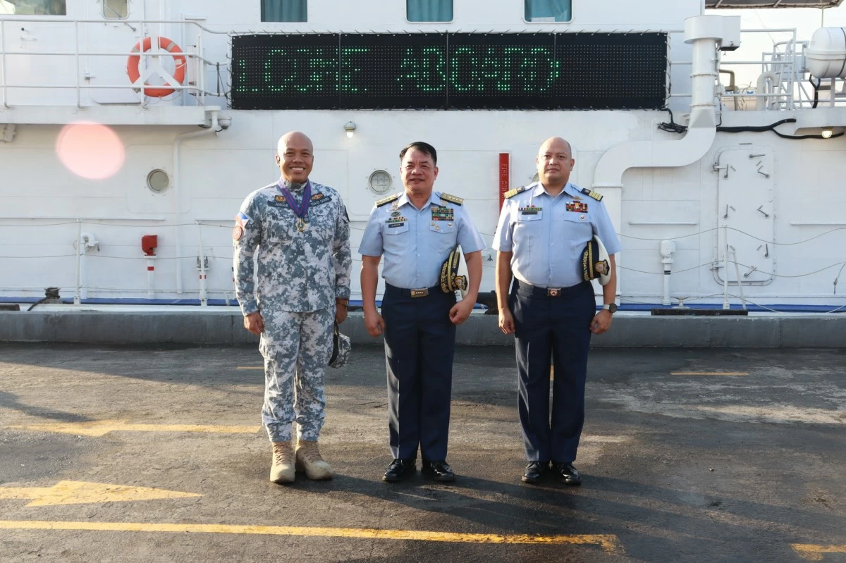 Philippine Coast Guard (PCG) Commandant, Admiral Ronnie Gil Gavan pins the Coast Guard Bronze Cross Medal and Ribbon to a crew member of BRP Suluan during an awarding ceremony in Port Area, Manila on Aug. 12, 2025. The 43-member crew of BRP Suluan performed excellent seamanship when it evaded speeding Chinese coast guard and navy ships that appeared to intentionally ram them during a humanitarian mission near Bajo de Masinloc in the West Philippine Sea on Aug. 11, 2025. (Photo: PCG)