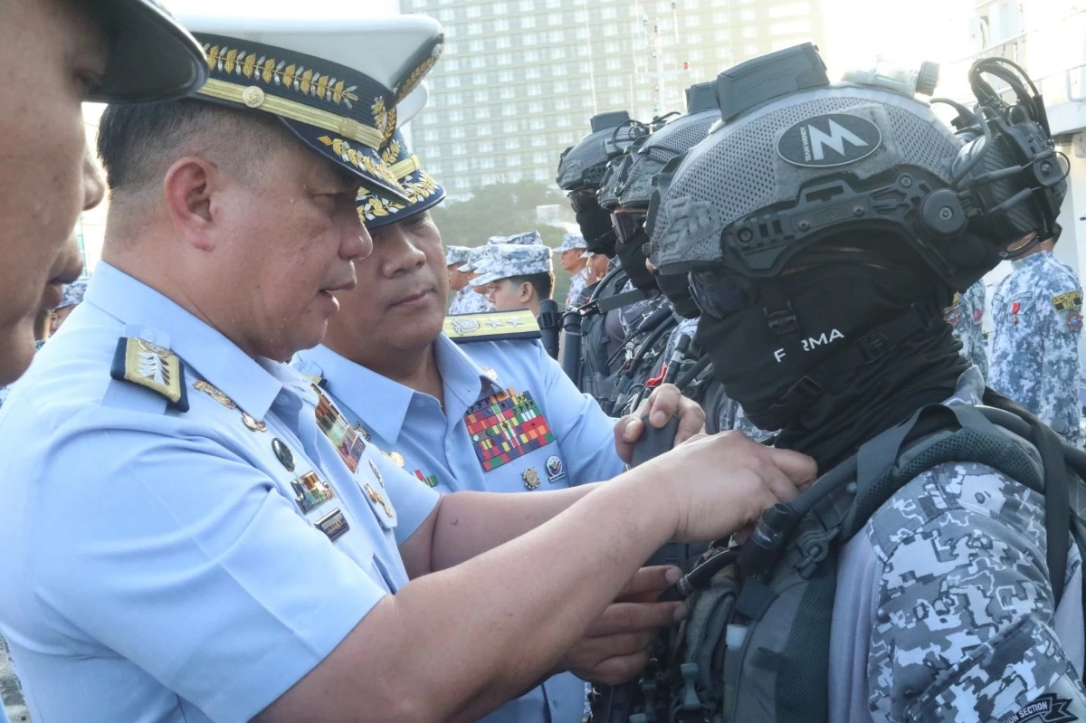 Philippine Coast Guard (PCG) Commandant, Admiral Ronnie Gil Gavan pins the Coast Guard Bronze Cross Medal and Ribbon to a crew member of BRP Suluan during an awarding ceremony in Port Area, Manila on Aug. 12, 2025. The 43-member crew of BRP Suluan performed excellent seamanship when it evaded speeding Chinese coast guard and navy ships that appeared to intentionally ram them during a humanitarian mission near Bajo de Masinloc in the West Philippine Sea on Aug. 11, 2025. (Photo: PCG)