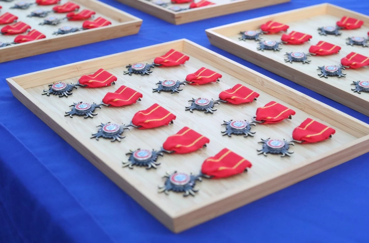 Philippine Coast Guard (PCG) Commandant, Admiral Ronnie Gil Gavan pins the Coast Guard Bronze Cross Medal and Ribbon to a crew member of BRP Suluan during an awarding ceremony in Port Area, Manila on Aug. 12, 2025. The 43-member crew of BRP Suluan performed excellent seamanship when it evaded speeding Chinese coast guard and navy ships that appeared to intentionally ram them during a humanitarian mission near Bajo de Masinloc in the West Philippine Sea on Aug. 11, 2025. (Photo: PCG)