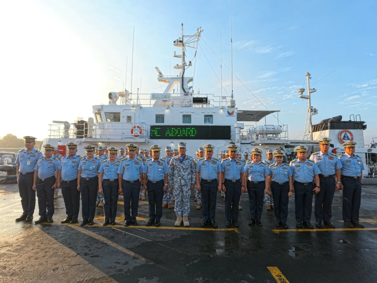 Philippine Coast Guard (PCG) Commandant, Admiral Ronnie Gil Gavan pins the Coast Guard Bronze Cross Medal and Ribbon to a crew member of BRP Suluan during an awarding ceremony in Port Area, Manila on Aug. 12, 2025. The 43-member crew of BRP Suluan performed excellent seamanship when it evaded speeding Chinese coast guard and navy ships that appeared to intentionally ram them during a humanitarian mission near Bajo de Masinloc in the West Philippine Sea on Aug. 11, 2025. (Photo: PCG)