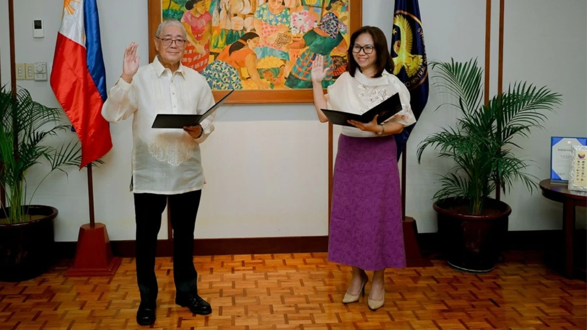 Bangko Sentral ng Pilipinas (BSP) Governor Eli M. Remolona (left) administered the oath of office of BSP Assistant Governor Lyn I. Javier as the new Deputy Governor of the BSP’s Financial Supervision Sector (FSS) on Aug. 11, 2025 at the central bank’s head office in Manila.