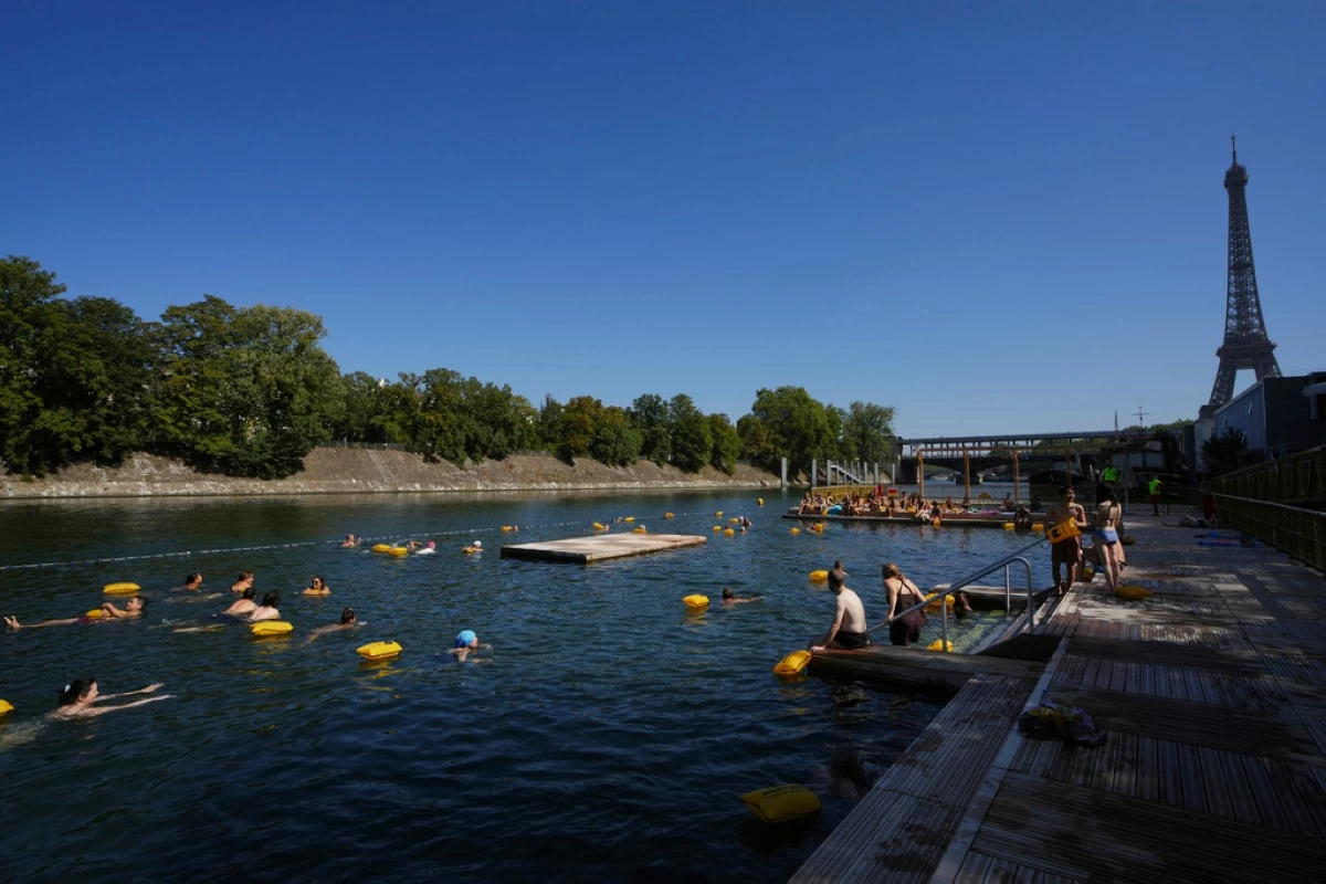 People swim in the Seine river, Monday, Aug. 11, 2025 in Paris. (AP Photo/Aurelien Morissard)