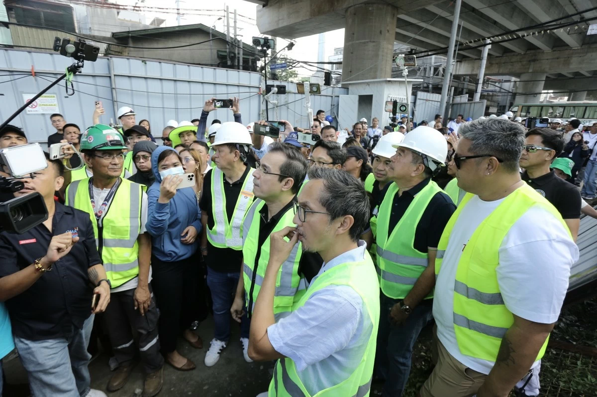 Manila Mayor Francisco "Isko Moreno" Domagoso and Department of Transportation (DOTr) Secretary Vince Dizon during a site visit at the PNR Blumentritt Station project (Photos by Sef Robrigado / MPIO)