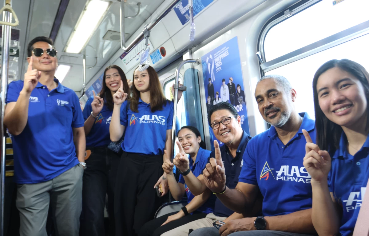 JIA MORADO-DE GUZMAN (right) makes the No. 1 sign on board a specially-designed LRT-2 train with (from left) Philippine National Volleyball Federation (PNVF) secretary-general Donaldo Caringal, Alleiah Malaluan, Vanie Gandler, Dawn Macandili-Catindig, PNVF president Ramon “Tats” Suzara and Alas Women head coach Jorge Edson Souza de Brito.