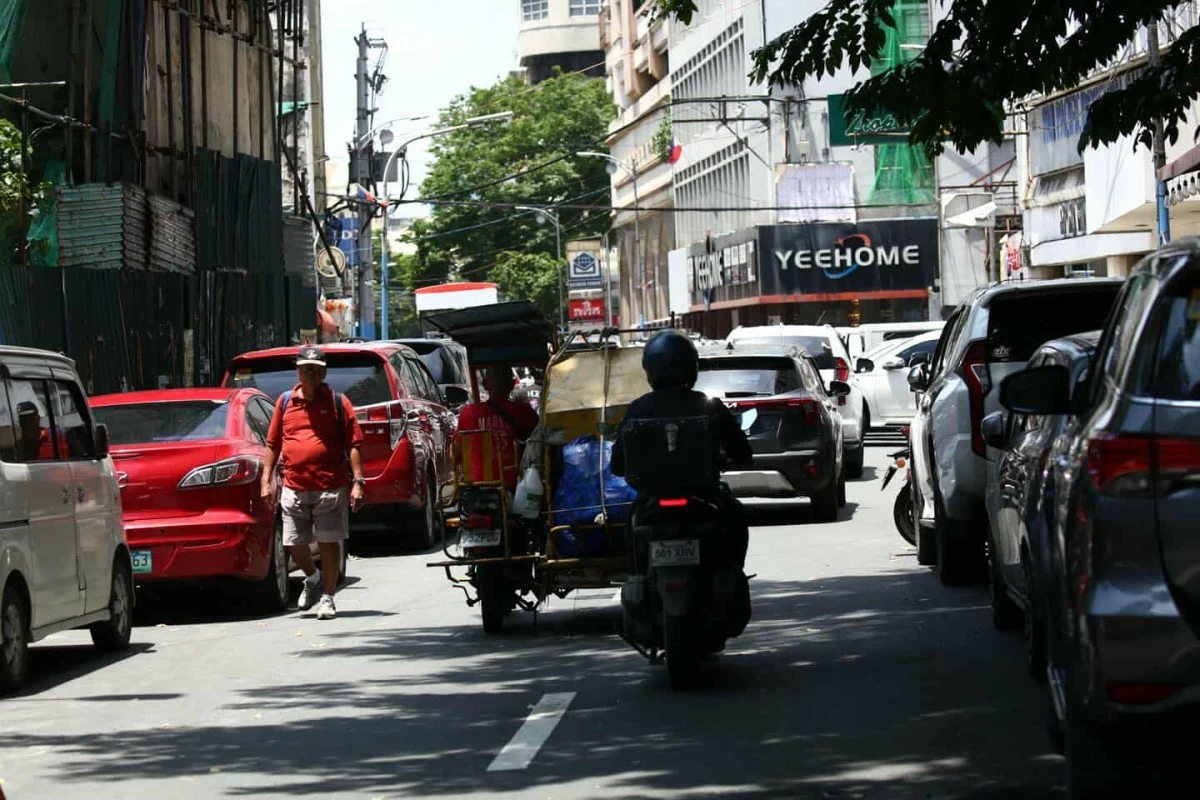 Vehicles double-parked along Escolta Street in Manila on Sunday, August 3. 

The Department of the Interior and Local Government (DILG) and the Metropolitan Manila Development Authority (MMDA) on Friday suggested a partial parking ban on public streets in the National Capital Region (NCR). (Photo by John Louie Abrina)