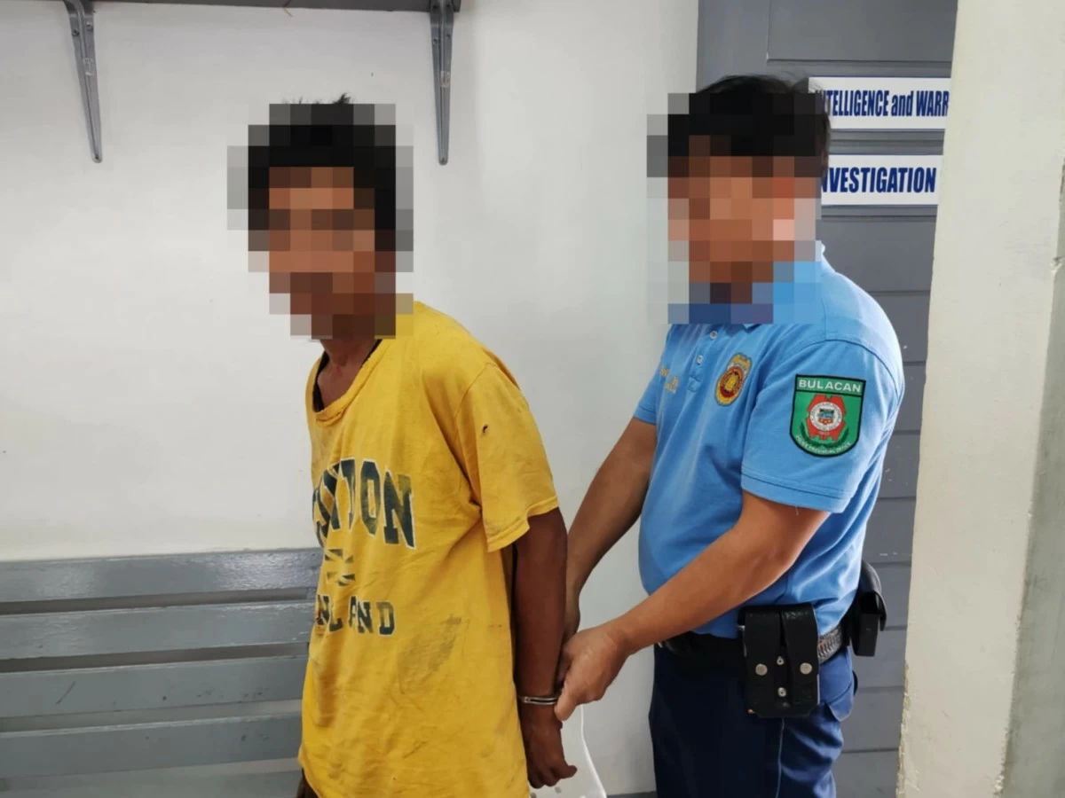 While one police officer was pleading with the hostage-taker to surrender, another quietly moved in from behind and, at the right moment, grabbed the suspect’s knife and placed him under arrest, according to the Bulacan Police Provincial Office (PPO).