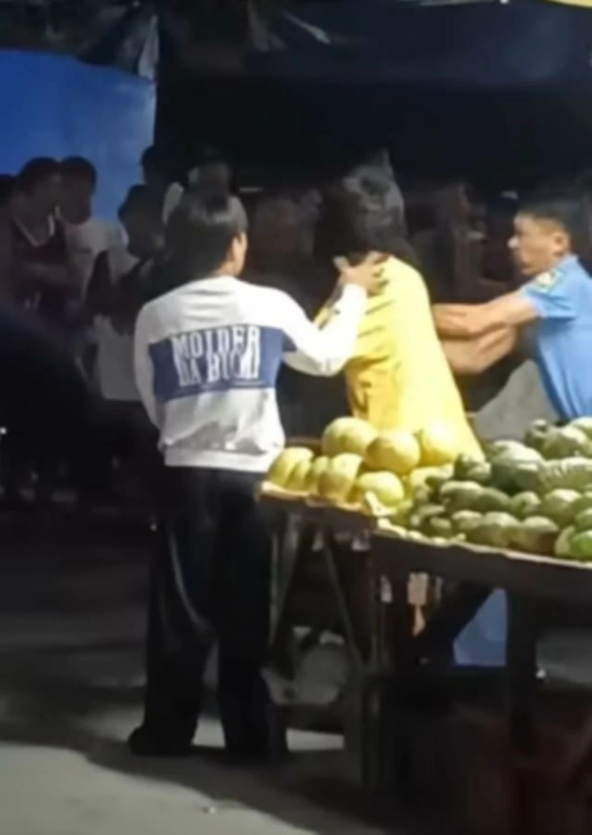 While one police officer was pleading with the hostage-taker to surrender, another quietly moved in from behind and, at the right moment, grabbed the suspect’s knife and placed him under arrest, according to the Bulacan Police Provincial Office (PPO).