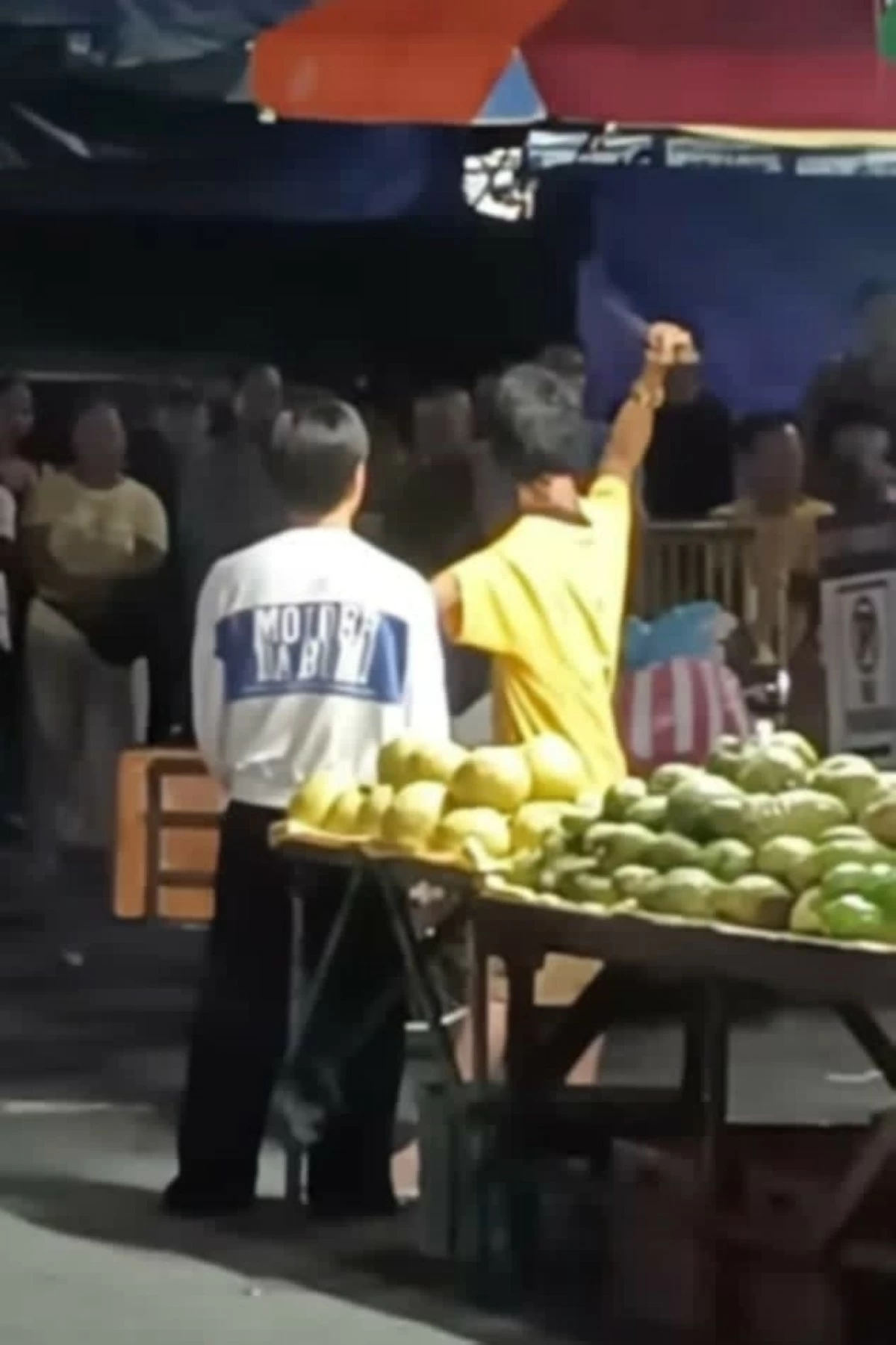 While one police officer was pleading with the hostage-taker to surrender, another quietly moved in from behind and, at the right moment, grabbed the suspect’s knife and placed him under arrest, according to the Bulacan Police Provincial Office (PPO).