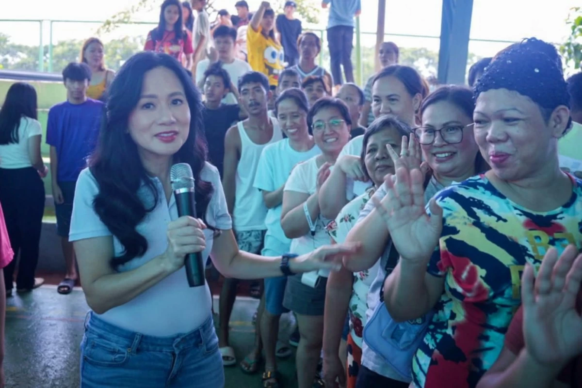 In photo: Mayor Jeannie Sandoval along with the residents stayed at the evacuation center (Photo from Malabon City PIO)