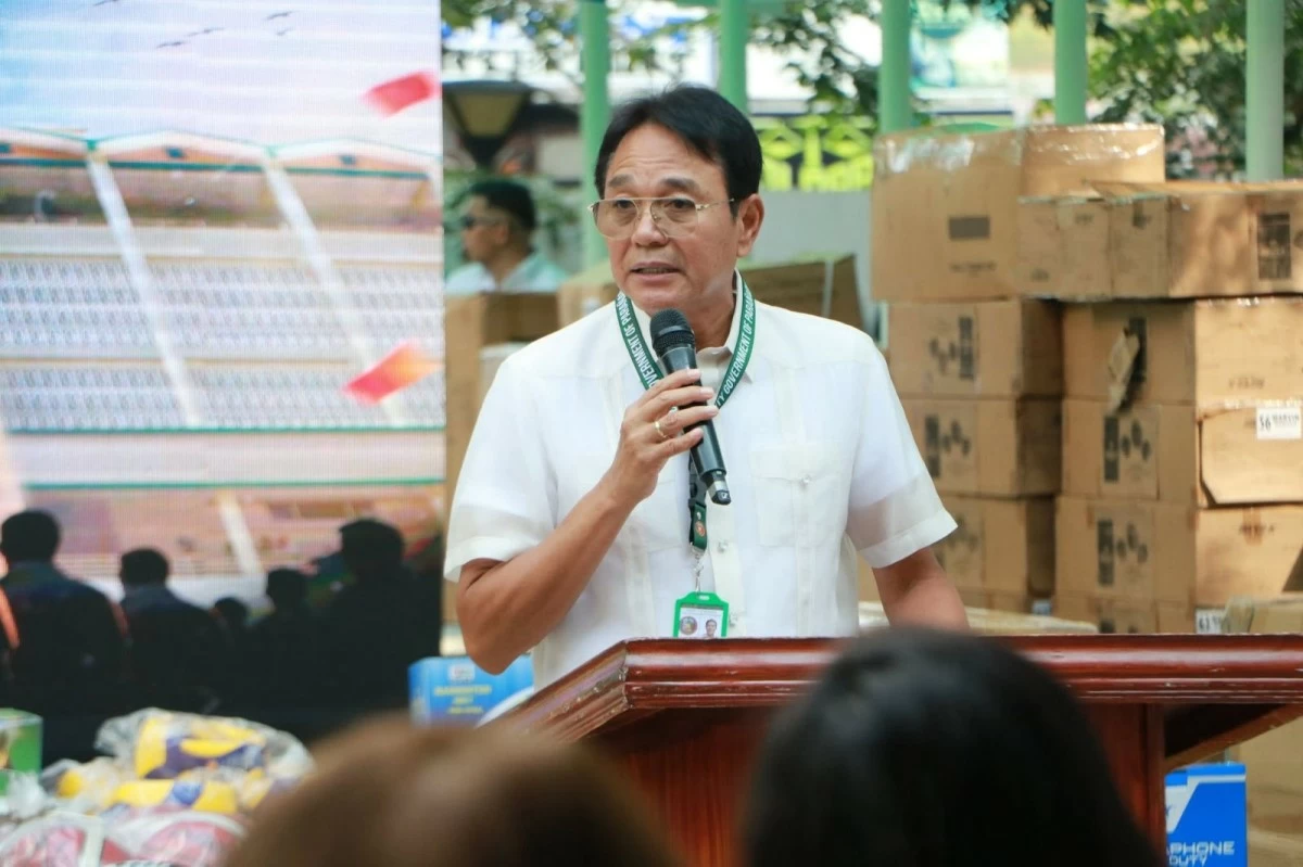 Mayor Edwin  Olivarez vowed to build a senior high school in each of the 16 barangays of the city. (Photo from Paranaque PIO)