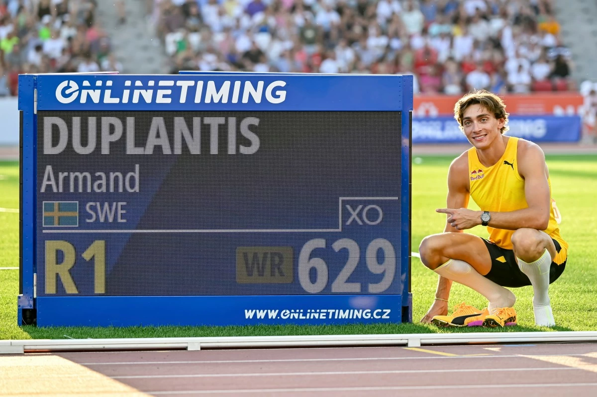 Armand Duplantis, of Sweden celebrates his victory and world record in the final of the men's pole vault at the 15th Gyulai Istvan Memorial Track and Field Hungarian Grand Prix in the National Athletics Center in Budapest, Hungary, Tuesday, Aug. 12, 2025. (Tamas Vasvari/MTI via AP)