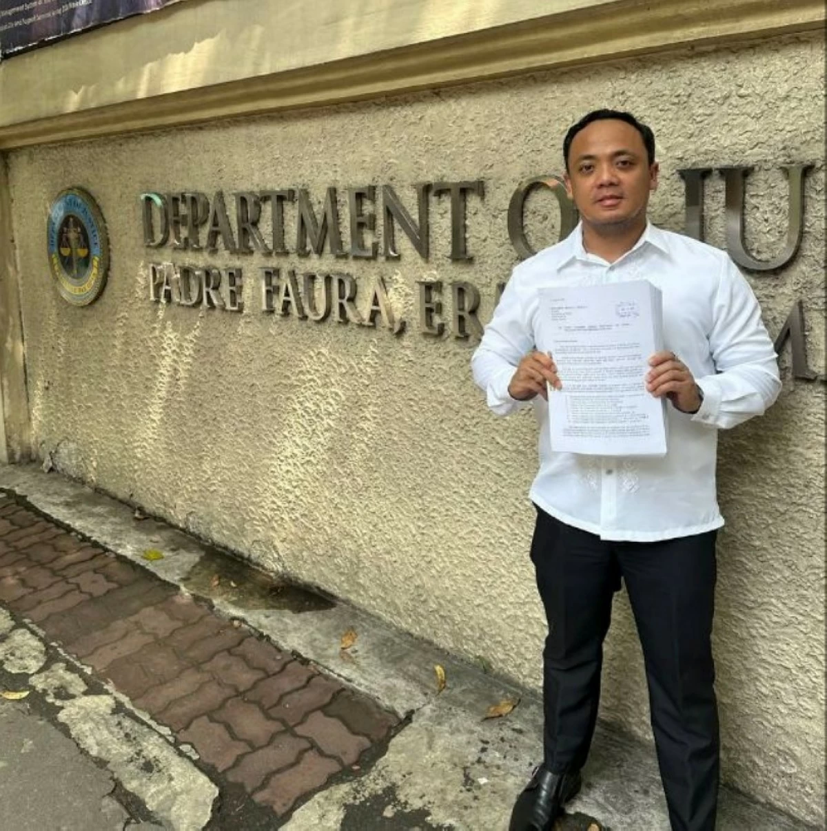 Lawyer Dino de Leon, legal counsel of Mamamayang Liberal (ML) Party-list Rep. Leila de Lima, shows a copy of the formal complaint filed against 10 prosecutors at the Department of Justice on Aug. 14 (Contributed photo)