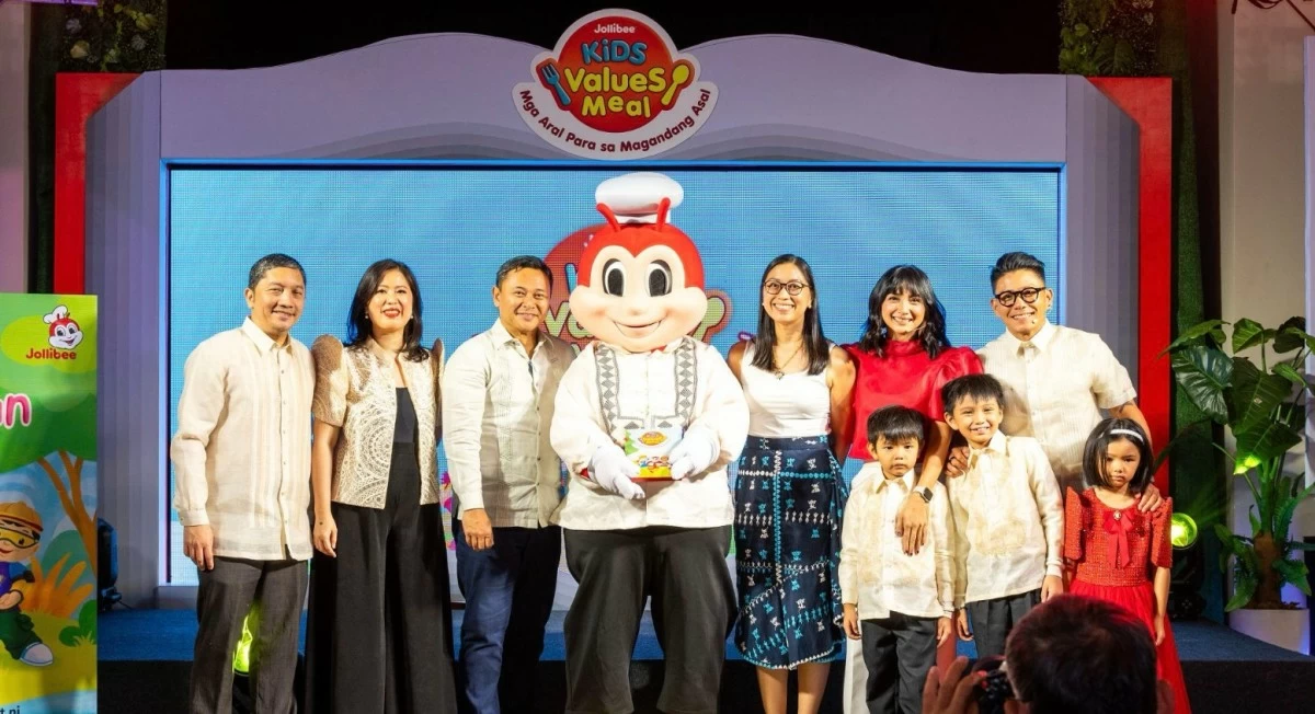 Dennis Reyes, Jollibee head of PR and partnerships; Dorothy Dee-Ching, Jollibee vice president for marketing; Education Secretary Sonny Angara; Ani Almario, Adarna House vice president for product development; and Iya and Drew Arellano with their children Leon, Primo and Alana pose with Jollibee during the launch of the new Kids Values Meals.