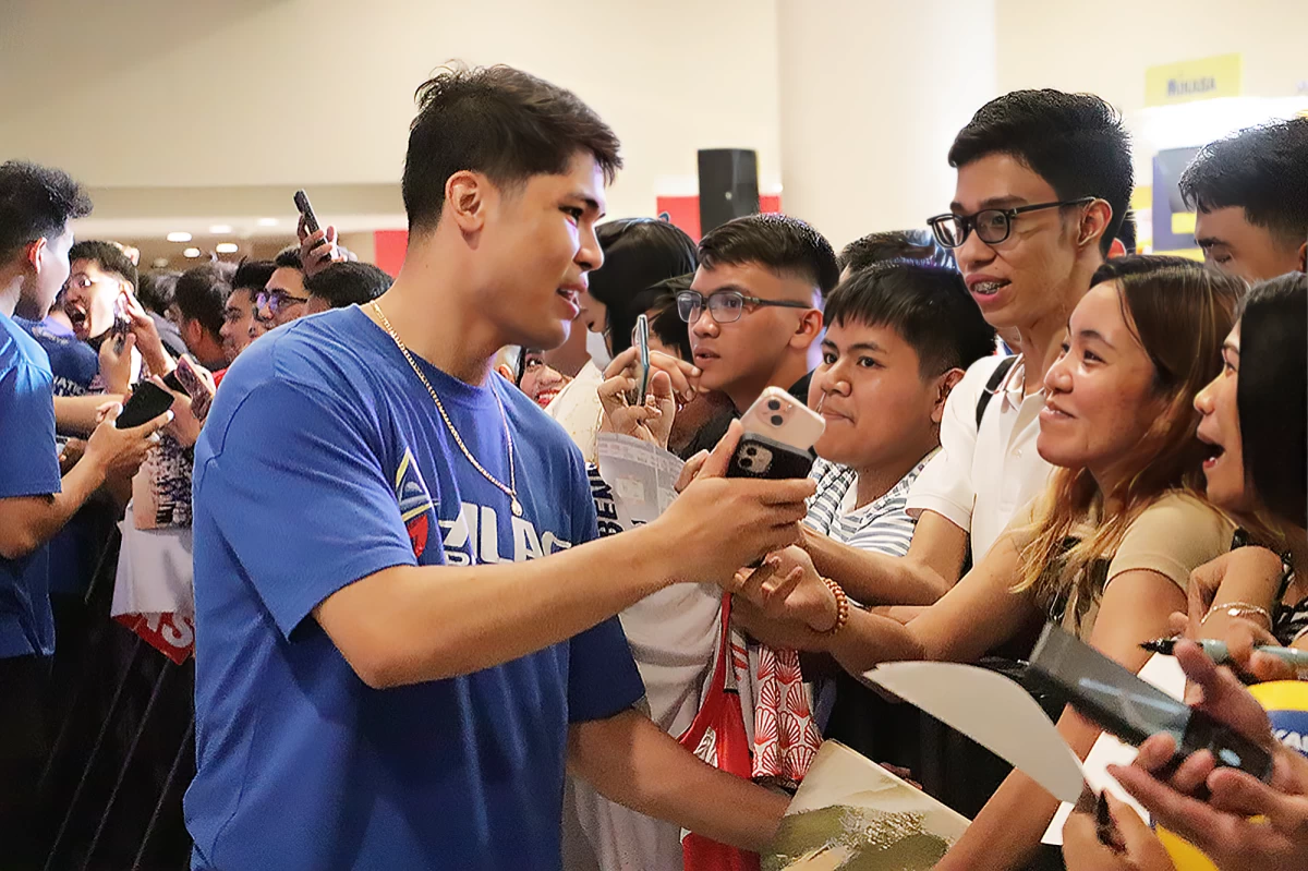 Alas Pilipinas' Marck Espejo engages with enthusiastic fans during a meet-and-greet at the Volleyball Nations League (VNL) 2024, held at the SM Mall of Asia Arena.
